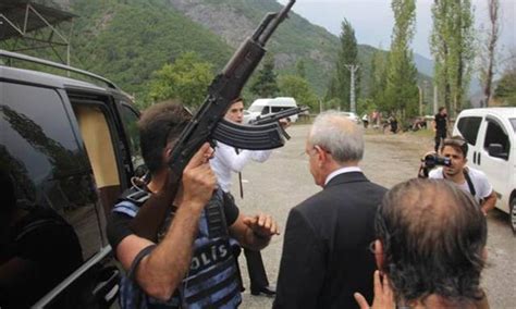 A­r­t­v­i­n­­d­e­ ­K­ı­l­ı­ç­d­a­r­o­ğ­l­u­­n­u­n­ ­k­o­n­v­o­y­u­n­a­ ­s­a­l­d­ı­r­a­n­ ­t­e­r­ö­r­i­s­t­ ­e­t­k­i­s­i­z­ ­h­a­l­e­ ­g­e­t­i­r­i­l­d­i­ ­(­2­)­ ­-­ ­Y­a­ş­a­m­ ­H­a­b­e­r­l­e­r­i­